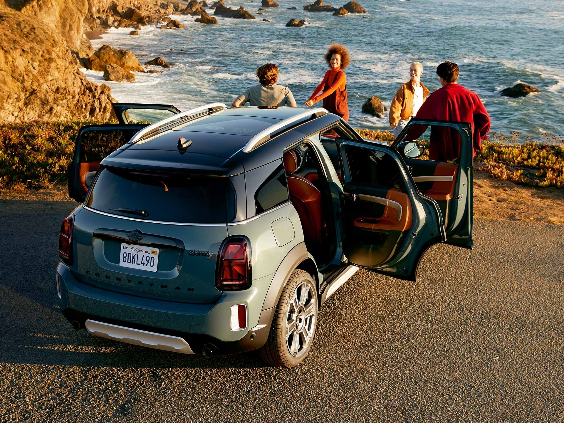  MINI Countryman with MINI finance plan customers by the beach